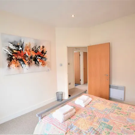 3 Bedroom Apartment, Gloucester Rd Apartment