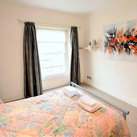 3 Bedroom Apartment, Gloucester Rd
