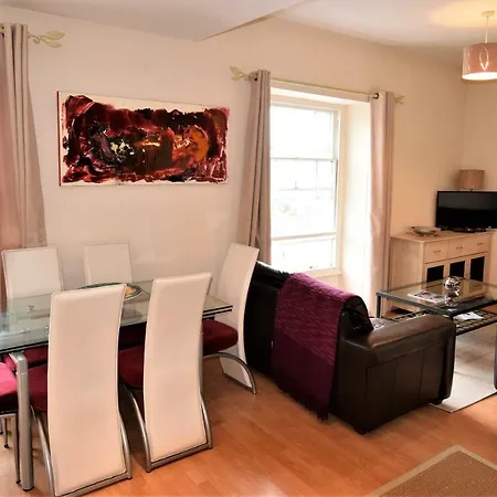 Apartment 3 Bedroom Apartment, Gloucester Rd *
