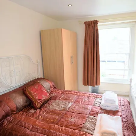 3 Bedroom Apartment, Gloucester Rd Apartment *